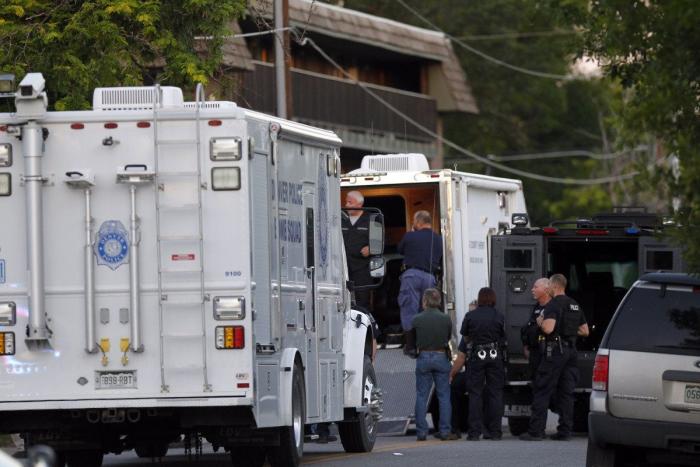 El asesino del cine de Denver compró su arsenal a través de internet (FOTOS)