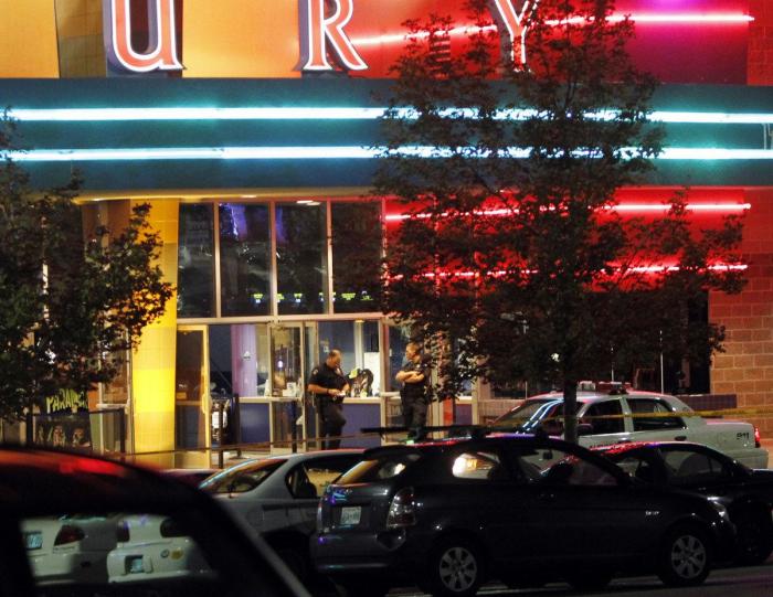 El asesino del cine de Denver compró su arsenal a través de internet (FOTOS)