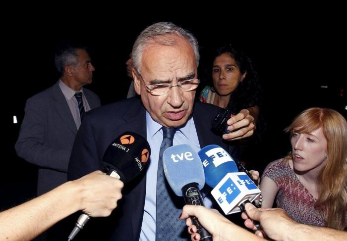 El príncipe Felipe visita la capilla ardiente de Peces-Barba, un "ejemplo en tiempos difíciles" (FOTOS)