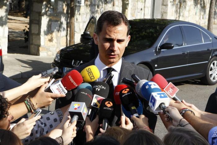 El príncipe Felipe visita la capilla ardiente de Peces-Barba, un "ejemplo en tiempos difíciles" (FOTOS)