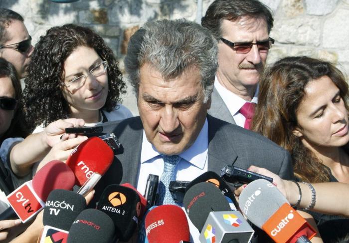 El príncipe Felipe visita la capilla ardiente de Peces-Barba, un "ejemplo en tiempos difíciles" (FOTOS)