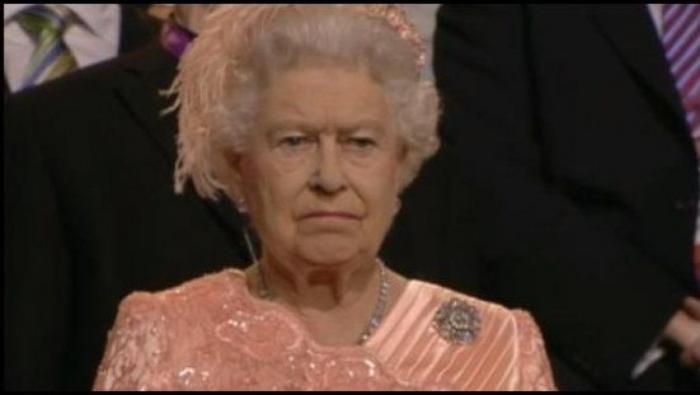 ¿Pero qué hace la reina Isabel II durante la inauguración de las Olimpiadas? (FOTOS)
