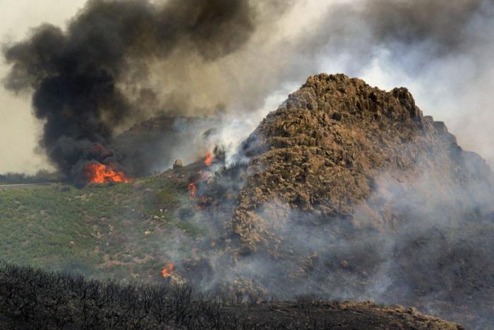 Los dos incendios de La Gomera estables tras el cambio en el tiempo (FOTOS)