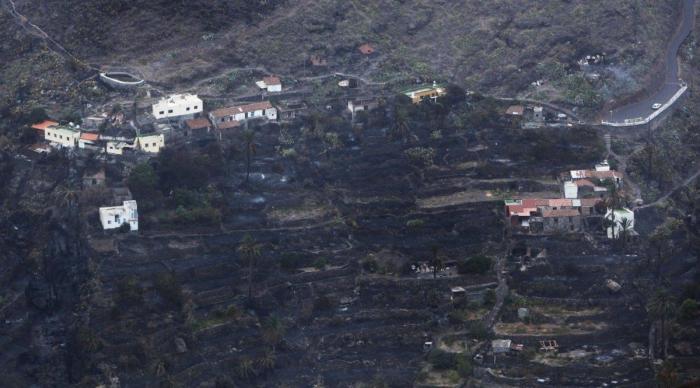 Los dos incendios de La Gomera estables tras el cambio en el tiempo (FOTOS)