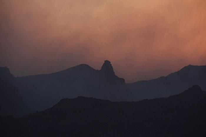 Los dos incendios de La Gomera estables tras el cambio en el tiempo (FOTOS)