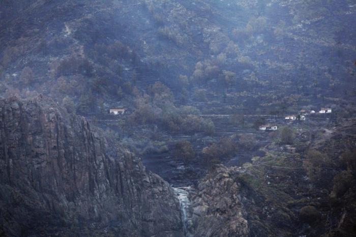 Los dos incendios de La Gomera estables tras el cambio en el tiempo (FOTOS)