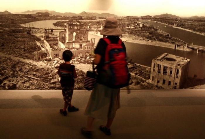 Pedro Sánchez la lía en Twitter con su homenaje a Hiroshima: la clave está en la foto