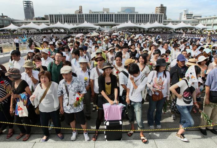 Pedro Sánchez la lía en Twitter con su homenaje a Hiroshima: la clave está en la foto
