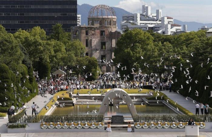 Pedro Sánchez la lía en Twitter con su homenaje a Hiroshima: la clave está en la foto