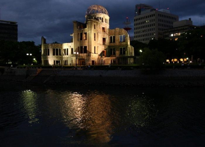 Pedro Sánchez la lía en Twitter con su homenaje a Hiroshima: la clave está en la foto