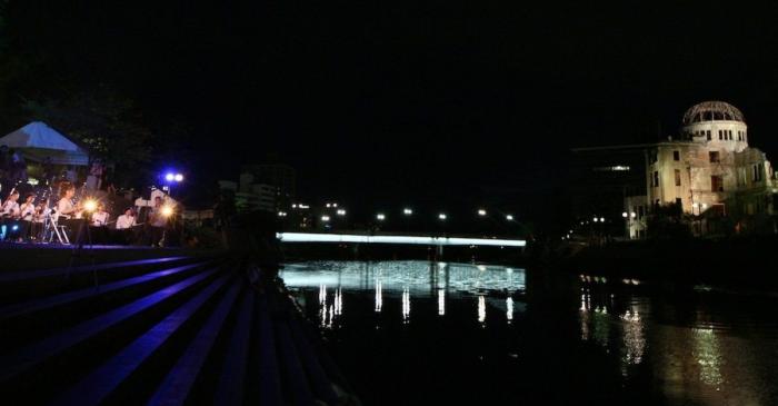 Pedro Sánchez la lía en Twitter con su homenaje a Hiroshima: la clave está en la foto