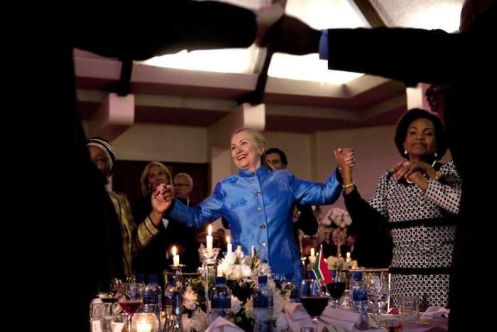 Hillary Clinton bailando: despedida de su viaje a Sudáfrica (VíDEO, FOTOS)