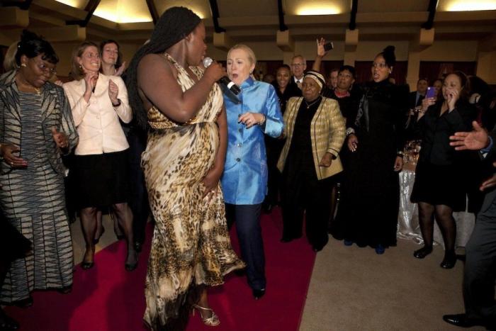 Hillary Clinton bailando: despedida de su viaje a Sudáfrica (VíDEO, FOTOS)