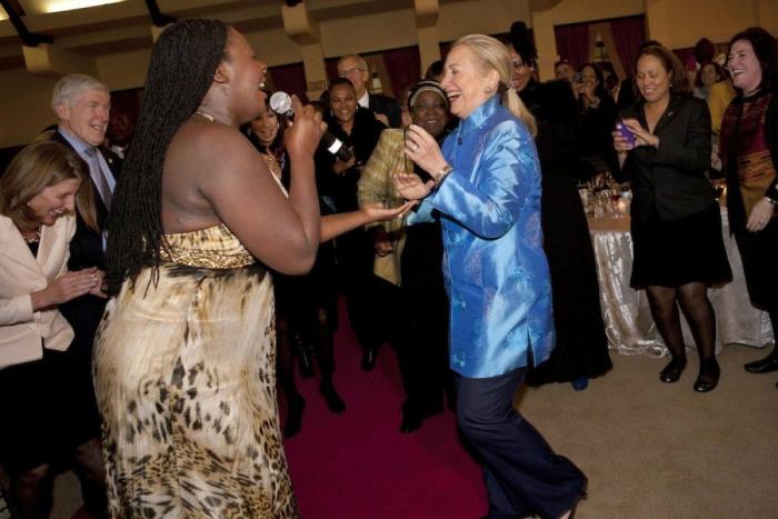 Hillary Clinton bailando: despedida de su viaje a Sudáfrica (VíDEO, FOTOS)