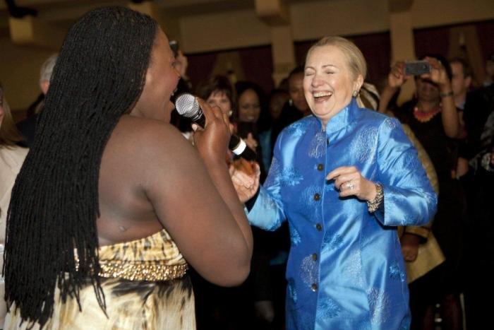 Hillary Clinton bailando: despedida de su viaje a Sudáfrica (VíDEO, FOTOS)