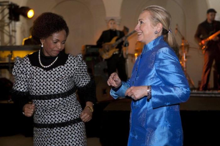 Hillary Clinton bailando: despedida de su viaje a Sudáfrica (VíDEO, FOTOS)