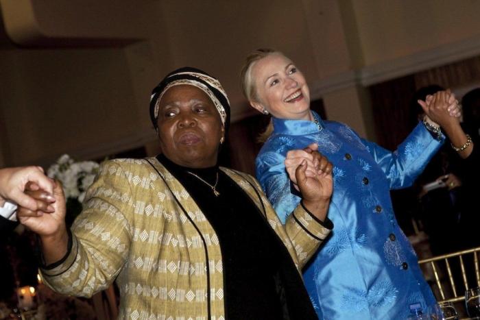Hillary Clinton bailando: despedida de su viaje a Sudáfrica (VíDEO, FOTOS)
