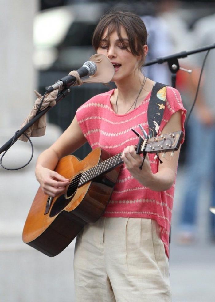 Vestidos de verano perfectos, sandalias y pantalones tobilleros: los looks de chica normal de Keira Knightley (FOTOS)