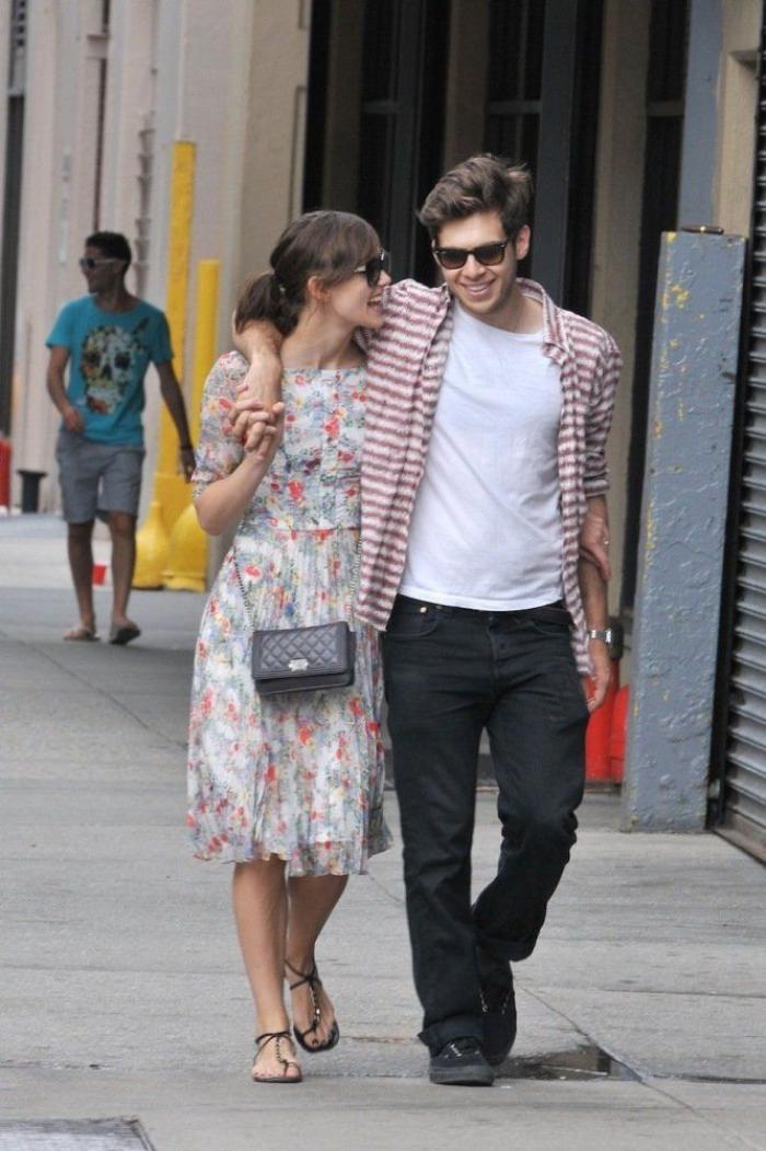 Vestidos de verano perfectos, sandalias y pantalones tobilleros: los looks de chica normal de Keira Knightley (FOTOS)