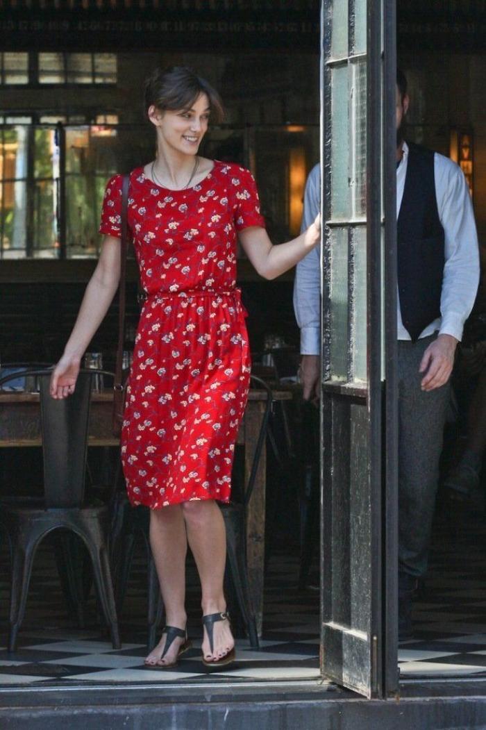 Vestidos de verano perfectos, sandalias y pantalones tobilleros: los looks de chica normal de Keira Knightley (FOTOS)