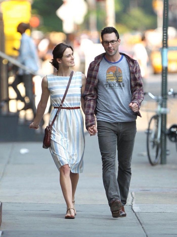 Vestidos de verano perfectos, sandalias y pantalones tobilleros: los looks de chica normal de Keira Knightley (FOTOS)