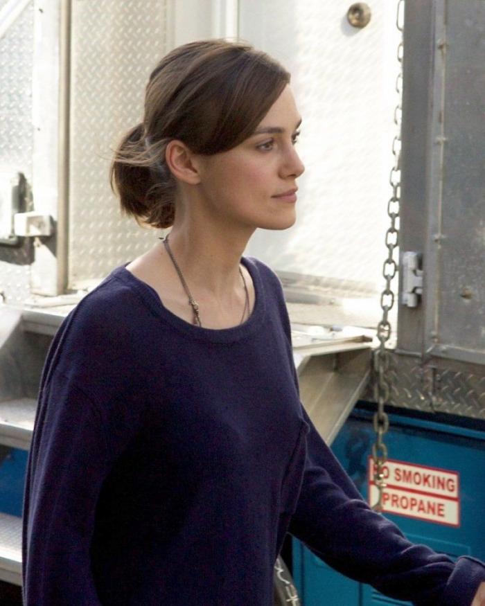 Vestidos de verano perfectos, sandalias y pantalones tobilleros: los looks de chica normal de Keira Knightley (FOTOS)