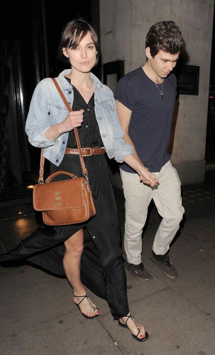 Vestidos de verano perfectos, sandalias y pantalones tobilleros: los looks de chica normal de Keira Knightley (FOTOS)