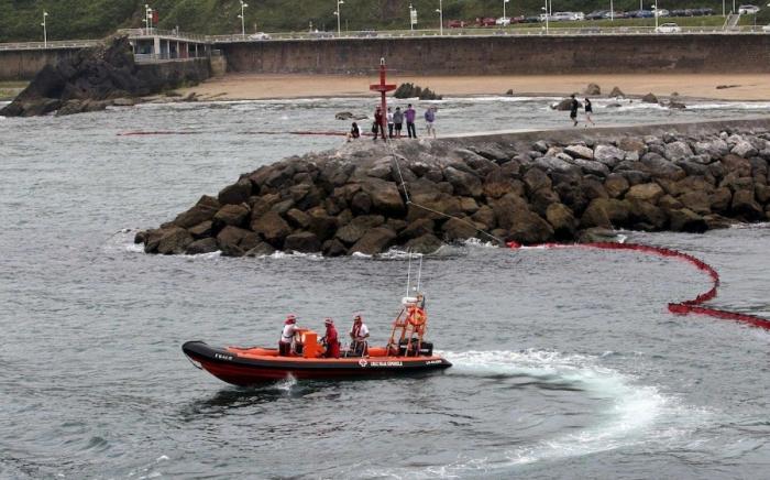 Un vertido de fuel mancha una zona de la costa asturiana cercana a Gijón (FOTOS)
