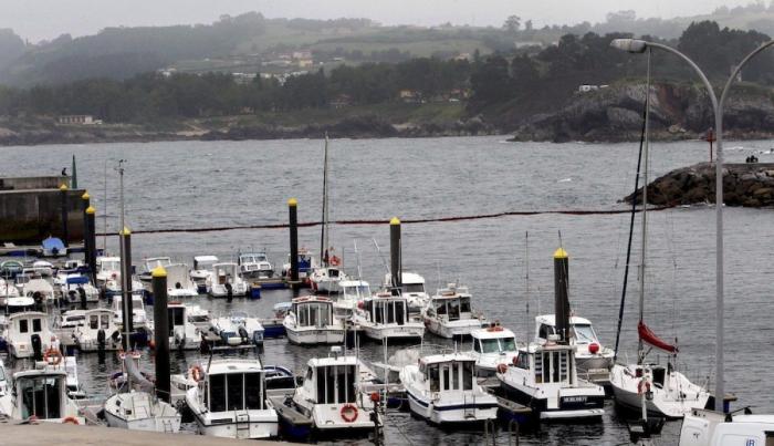 Un vertido de fuel mancha una zona de la costa asturiana cercana a Gijón (FOTOS)