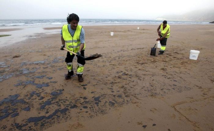 Un vertido de fuel mancha una zona de la costa asturiana cercana a Gijón (FOTOS)