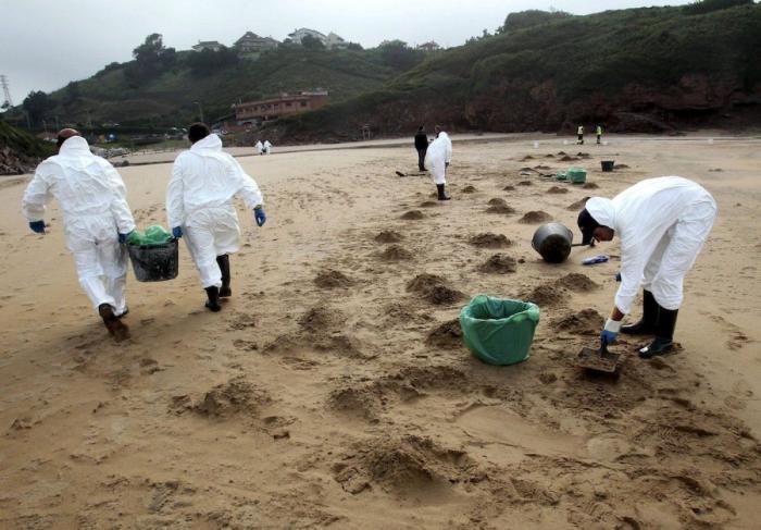 Un vertido de fuel mancha una zona de la costa asturiana cercana a Gijón (FOTOS)