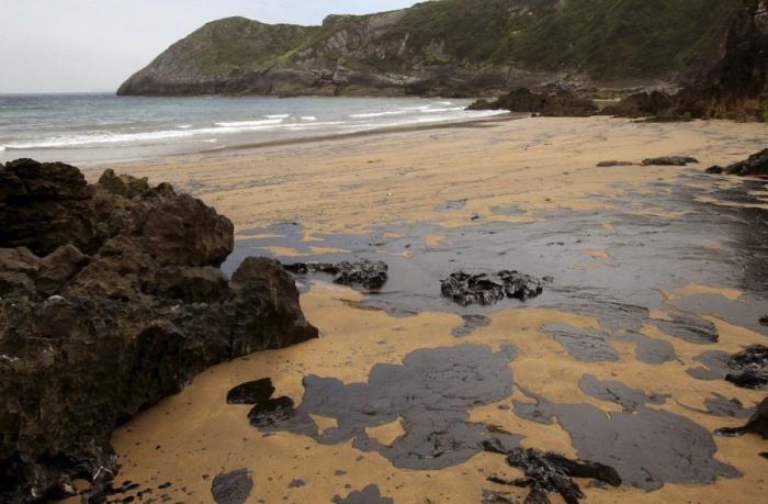 Un vertido de fuel mancha una zona de la costa asturiana cercana a Gijón (FOTOS)