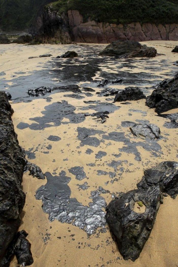 Un vertido de fuel mancha una zona de la costa asturiana cercana a Gijón (FOTOS)