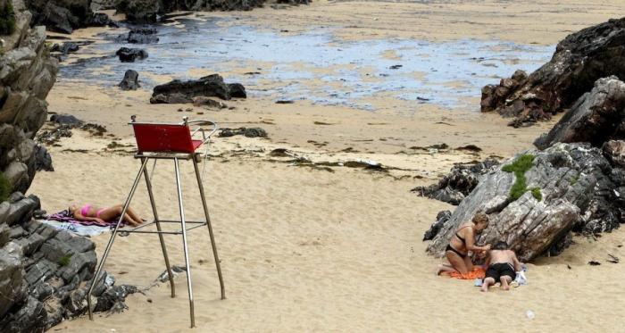 Un vertido de fuel mancha una zona de la costa asturiana cercana a Gijón (FOTOS)