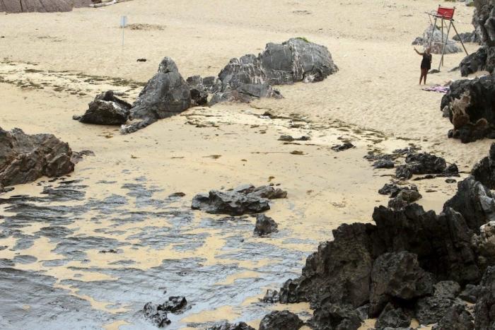 Un vertido de fuel mancha una zona de la costa asturiana cercana a Gijón (FOTOS)