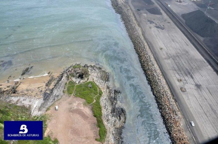 Un vertido de fuel mancha una zona de la costa asturiana cercana a Gijón (FOTOS)