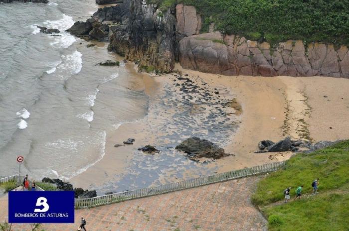 Un vertido de fuel mancha una zona de la costa asturiana cercana a Gijón (FOTOS)