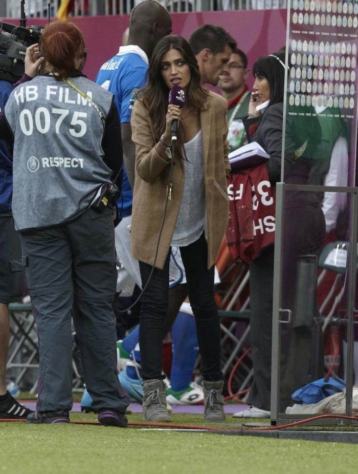 Sara Carbonero y Lana del Rey luchan contra sus maxivestidos (FOTOS)