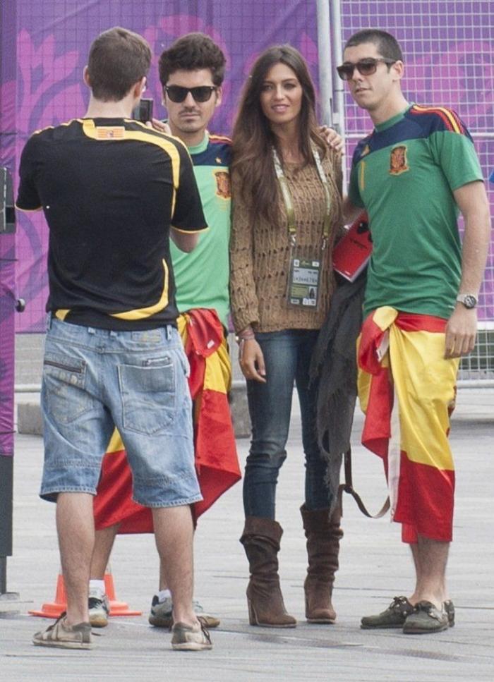 Sara Carbonero y Lana del Rey luchan contra sus maxivestidos (FOTOS)