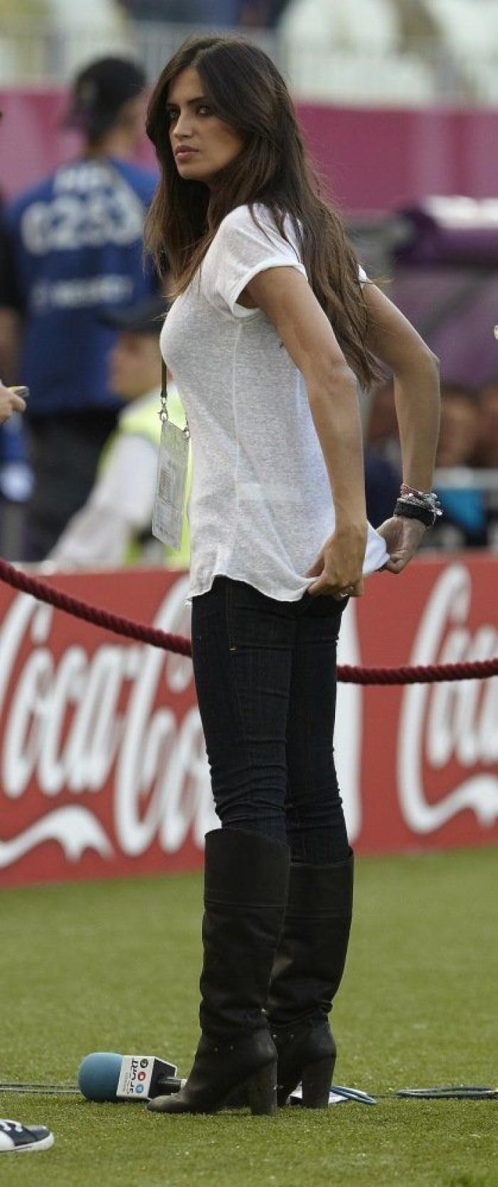 Sara Carbonero y Lana del Rey luchan contra sus maxivestidos (FOTOS)