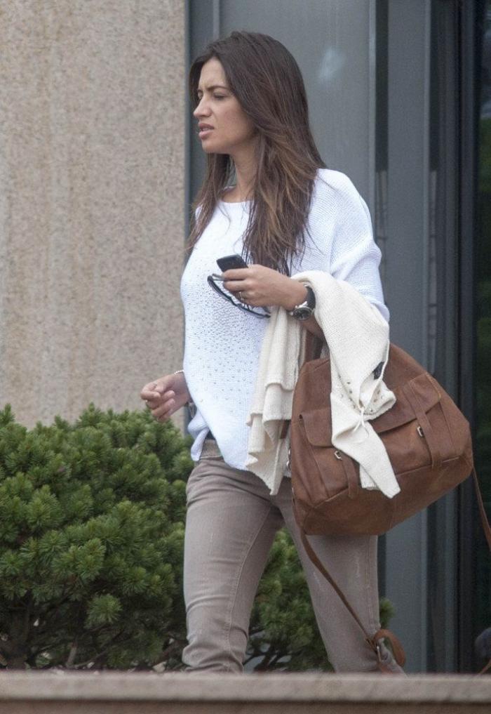 Sara Carbonero y Lana del Rey luchan contra sus maxivestidos (FOTOS)