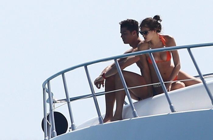 Cristiano Ronaldo e Irina Shayk: vacaciones en yate en Saint Tropez (FOTOS)