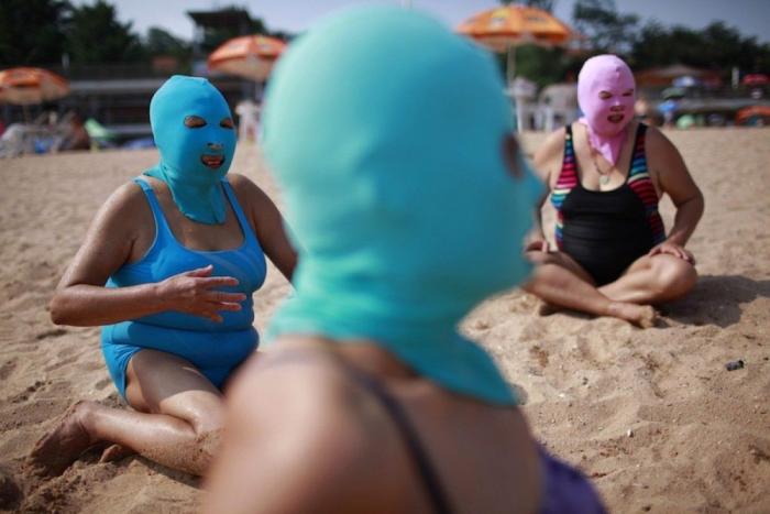 Máscaras en las playas de Qingdao en China: el accesorio definitivo contra el sol (FOTOS)