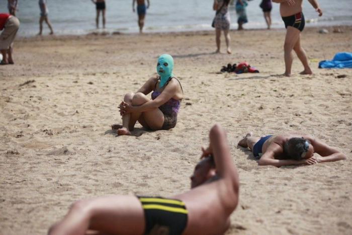 Máscaras en las playas de Qingdao en China: el accesorio definitivo contra el sol (FOTOS)