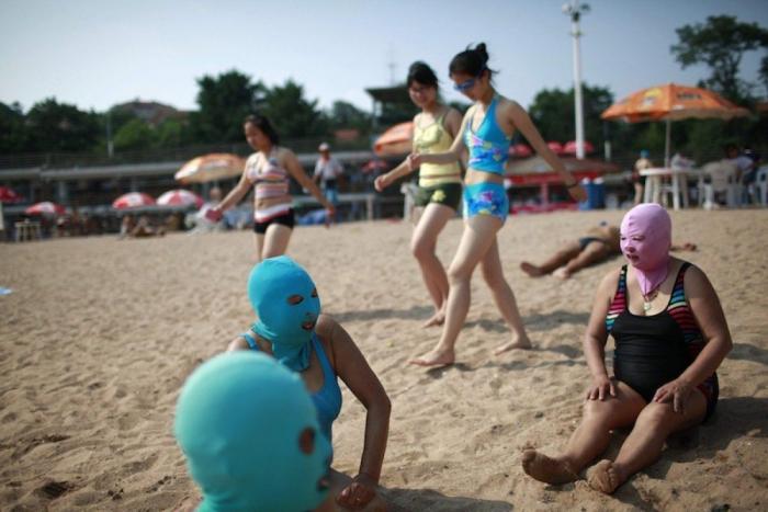 Máscaras en las playas de Qingdao en China: el accesorio definitivo contra el sol (FOTOS)