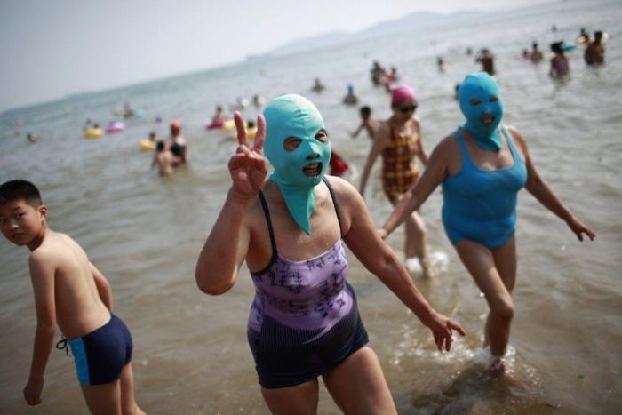 Máscaras en las playas de Qingdao en China: el accesorio definitivo contra el sol (FOTOS)
