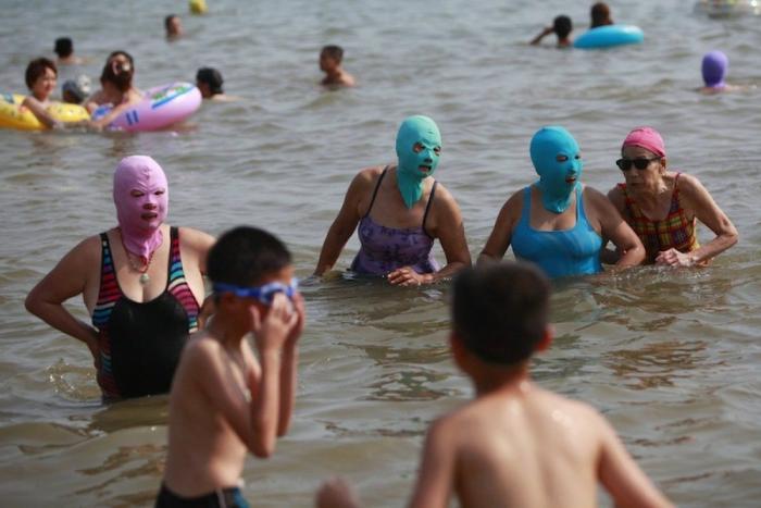 Máscaras en las playas de Qingdao en China: el accesorio definitivo contra el sol (FOTOS)
