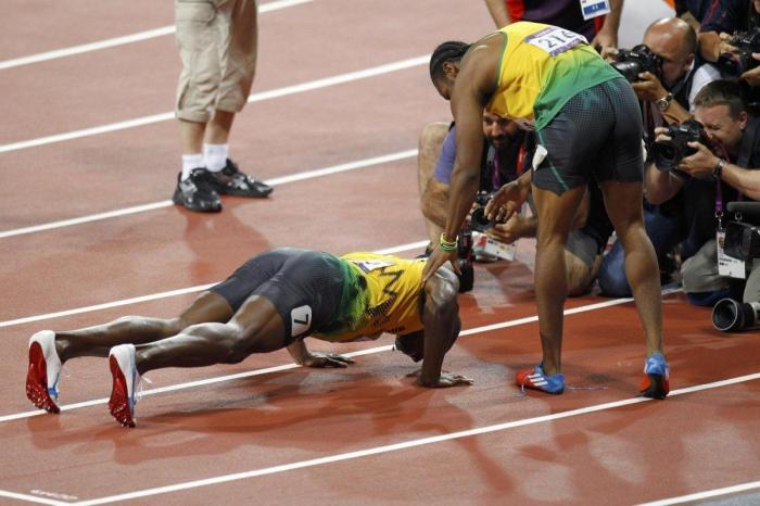 Bolt se lesiona en su última carrera y priva a Jamaica de medalla en el Mundial