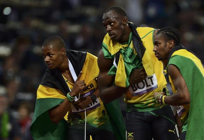 Bolt se lesiona en su última carrera y priva a Jamaica de medalla en el Mundial