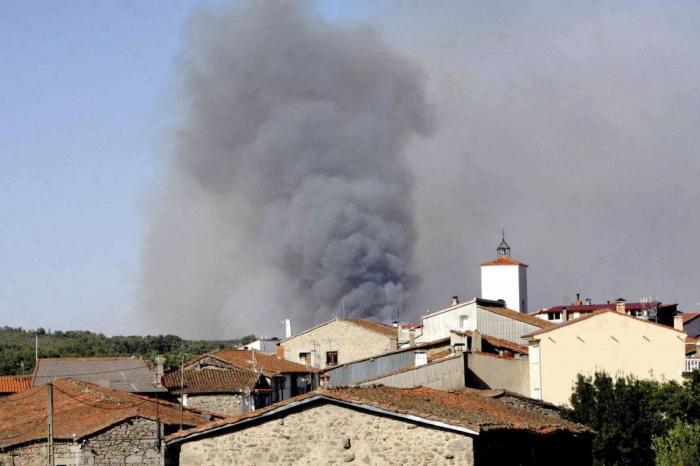 La ola de calor y el fuerte viento mantienen activos más de 10 incendios en toda España